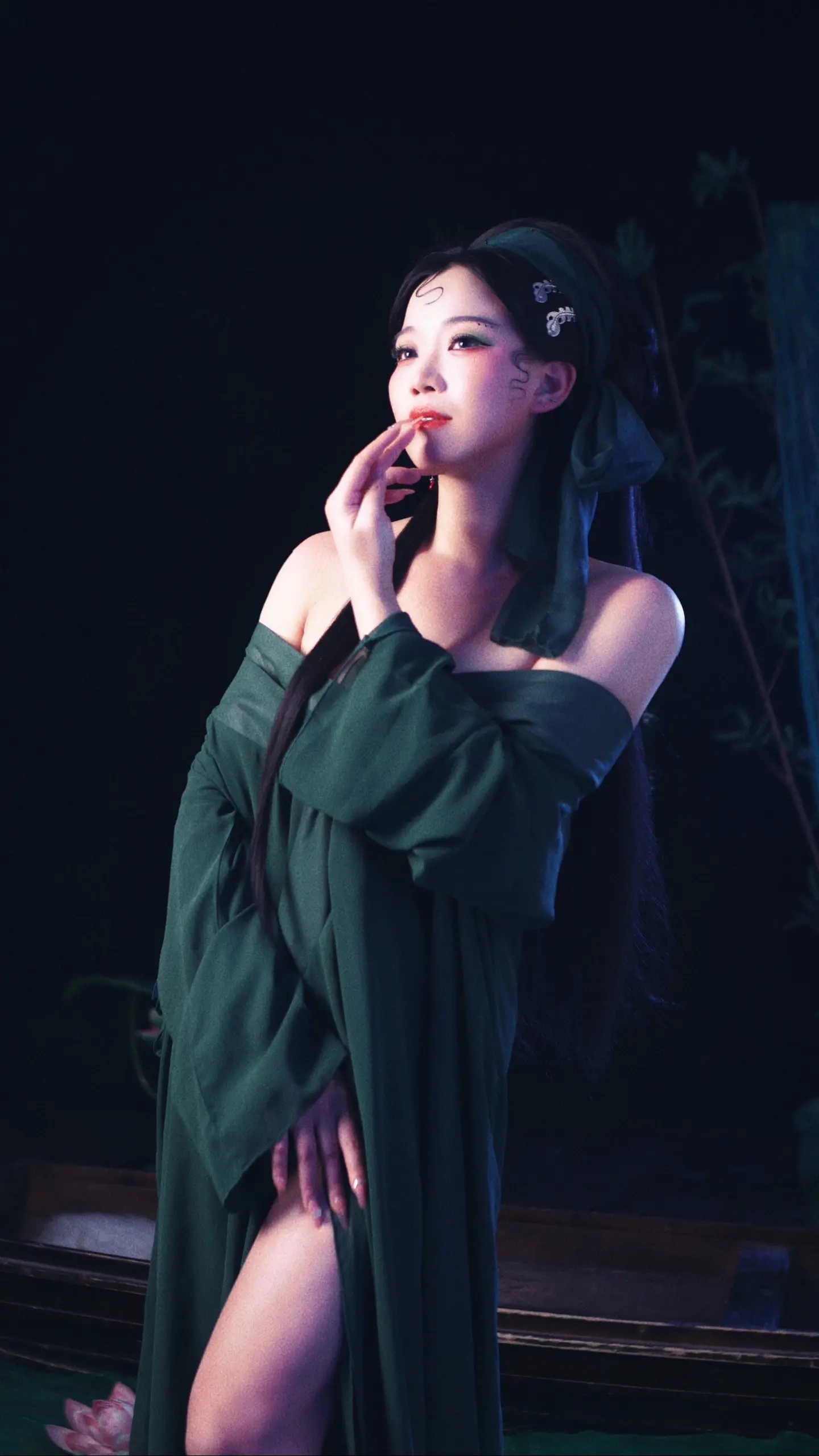 “我生性自由烂漫，由不得世俗约束，所以姐姐，做人，哪有做妖来的自在。”