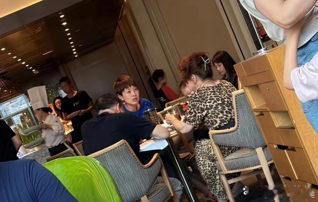 饭店偶遇马伊俐和家人吃饭，她的年龄感上来了。 