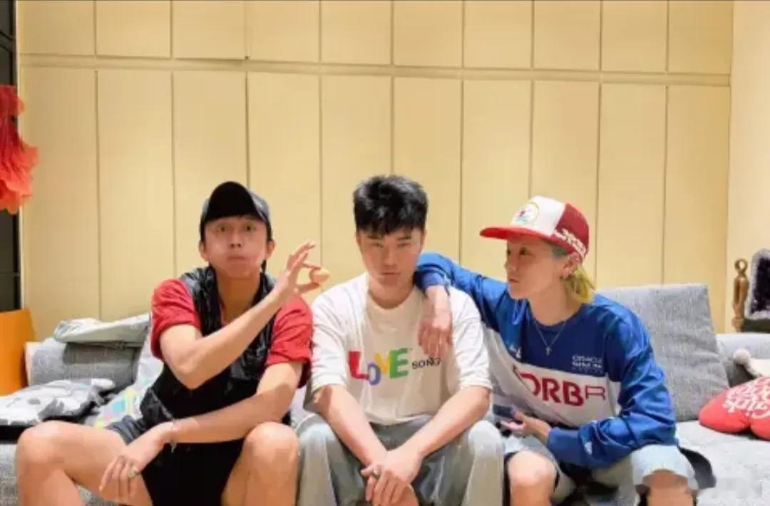 邓超大概是所有艺人里，最爱鹿晗的一个人了吧，也是最心疼鹿晗的，邓超对鹿晗就像对自