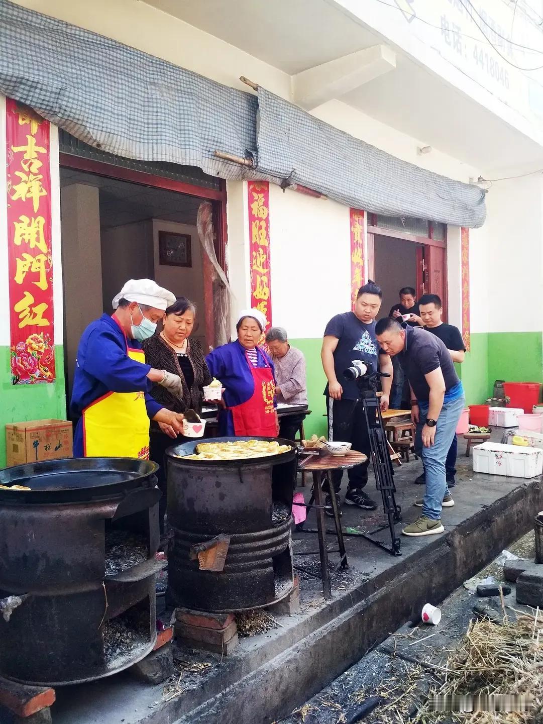 【标题】：温情背后的力量：湖北一包子店深夜上演“爱心接力”

【正文】：

在灯