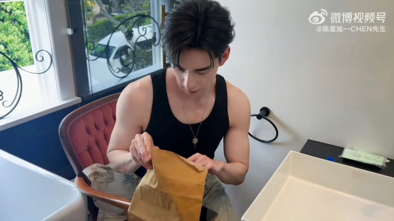 陈星旭肌肉线条嘶哈嘶哈，这个男人又来发福利了，谁来懂陈星旭这身恰到好处的薄肌！线