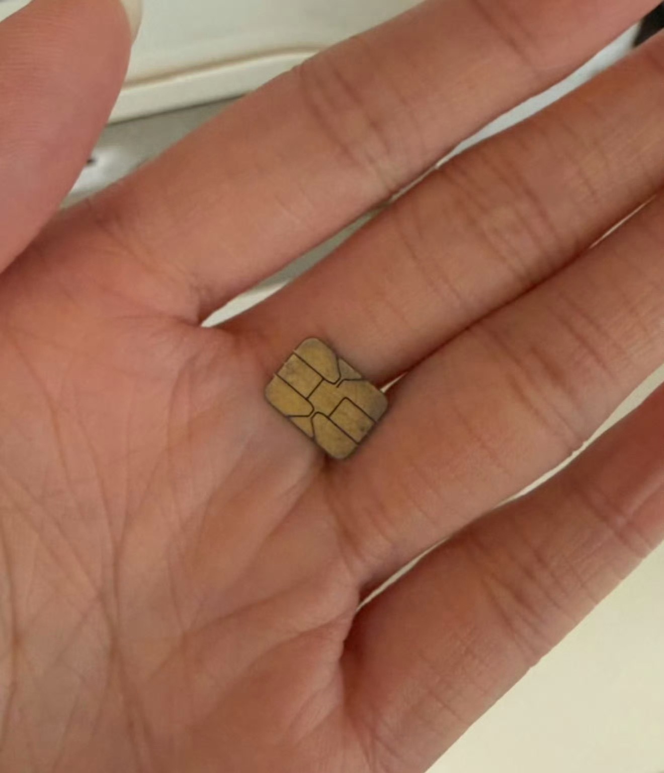 原来银行卡上的金色卡片是真金 银行卡上镀“金”，是因为黄金导电性能好、不容易氧化