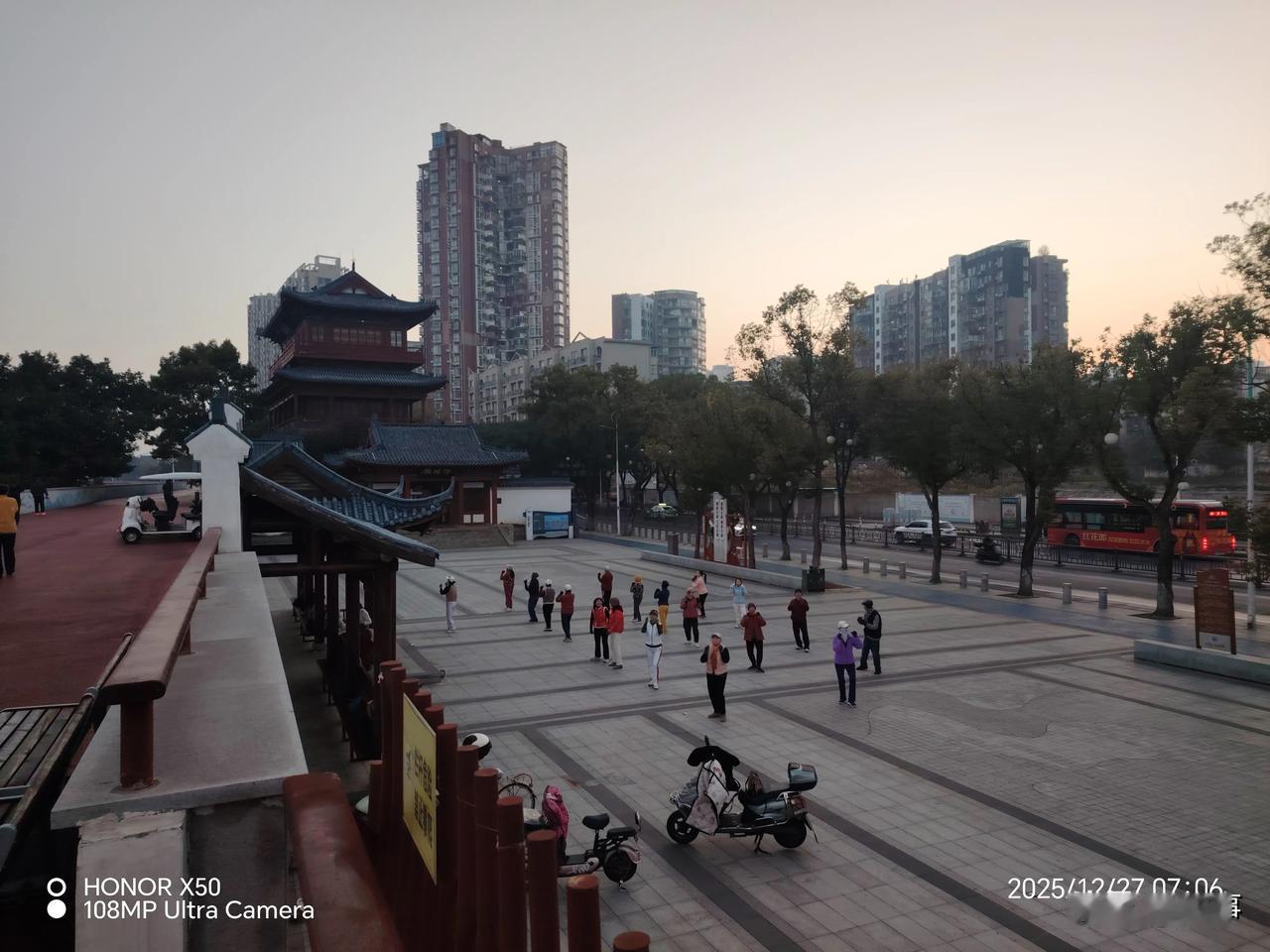 冬日生活打卡季2025年12月27日长江岸边晨练