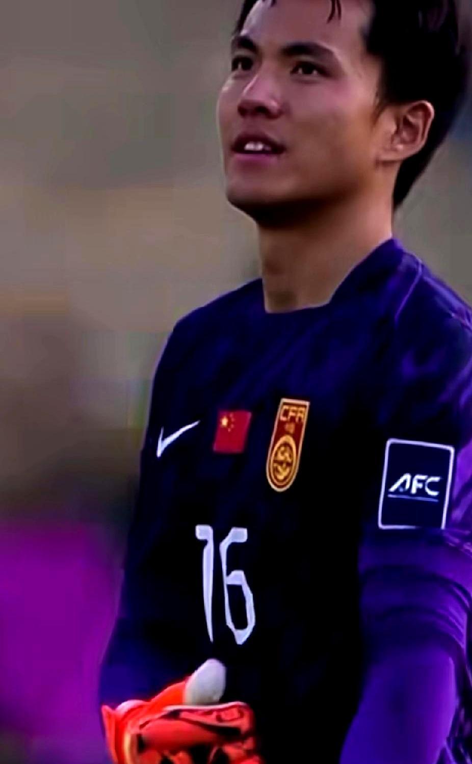 点球大战前他弯腰捡瓶子，全场安静。
 
乌兹别克斯坦4轮点球，李昊扑掉1个、吓飞