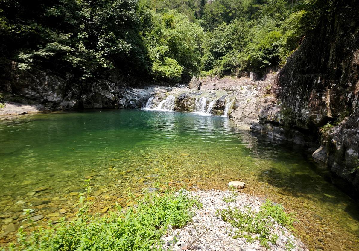 天台山脉深处，浙江省台州市天台县石梁镇下垟村至下庄村之间，大同溪峡谷迂回婉转，瀑