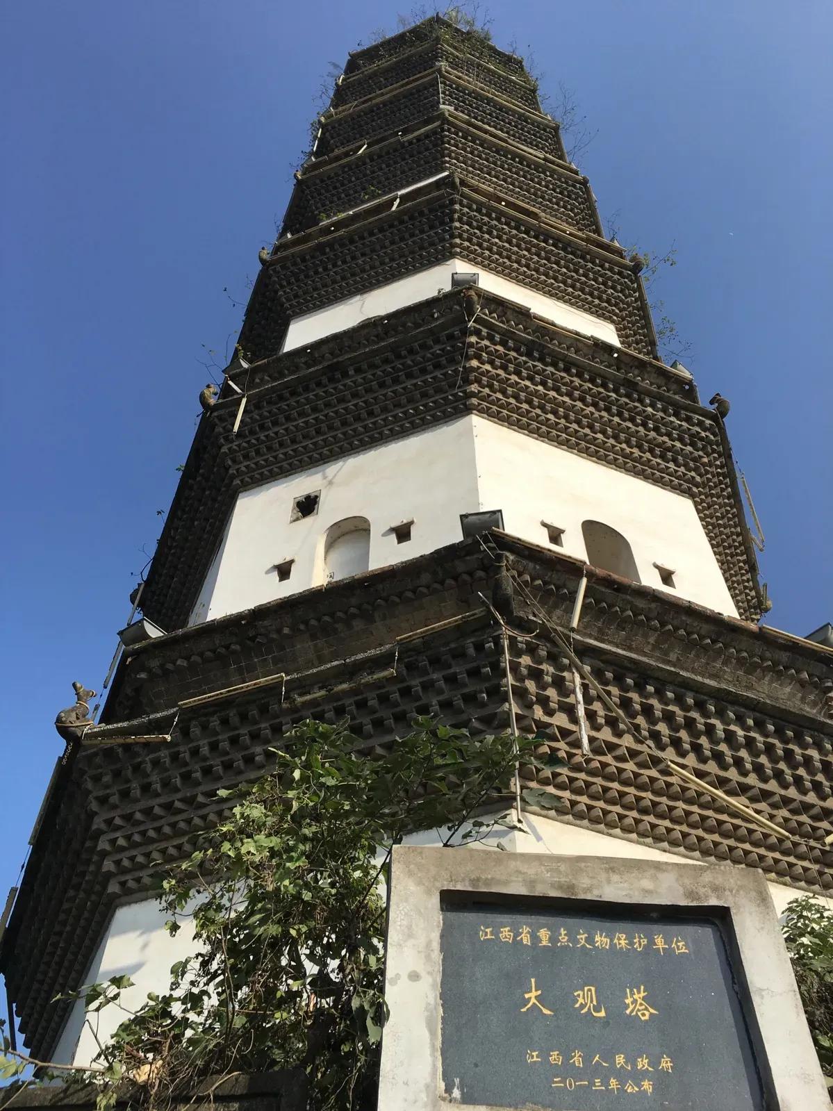 七律·吟大观塔
文/陈德金（江西）

古塔巍峨挥巨笔，依村岸畔入云霓。
静观浩瀚
