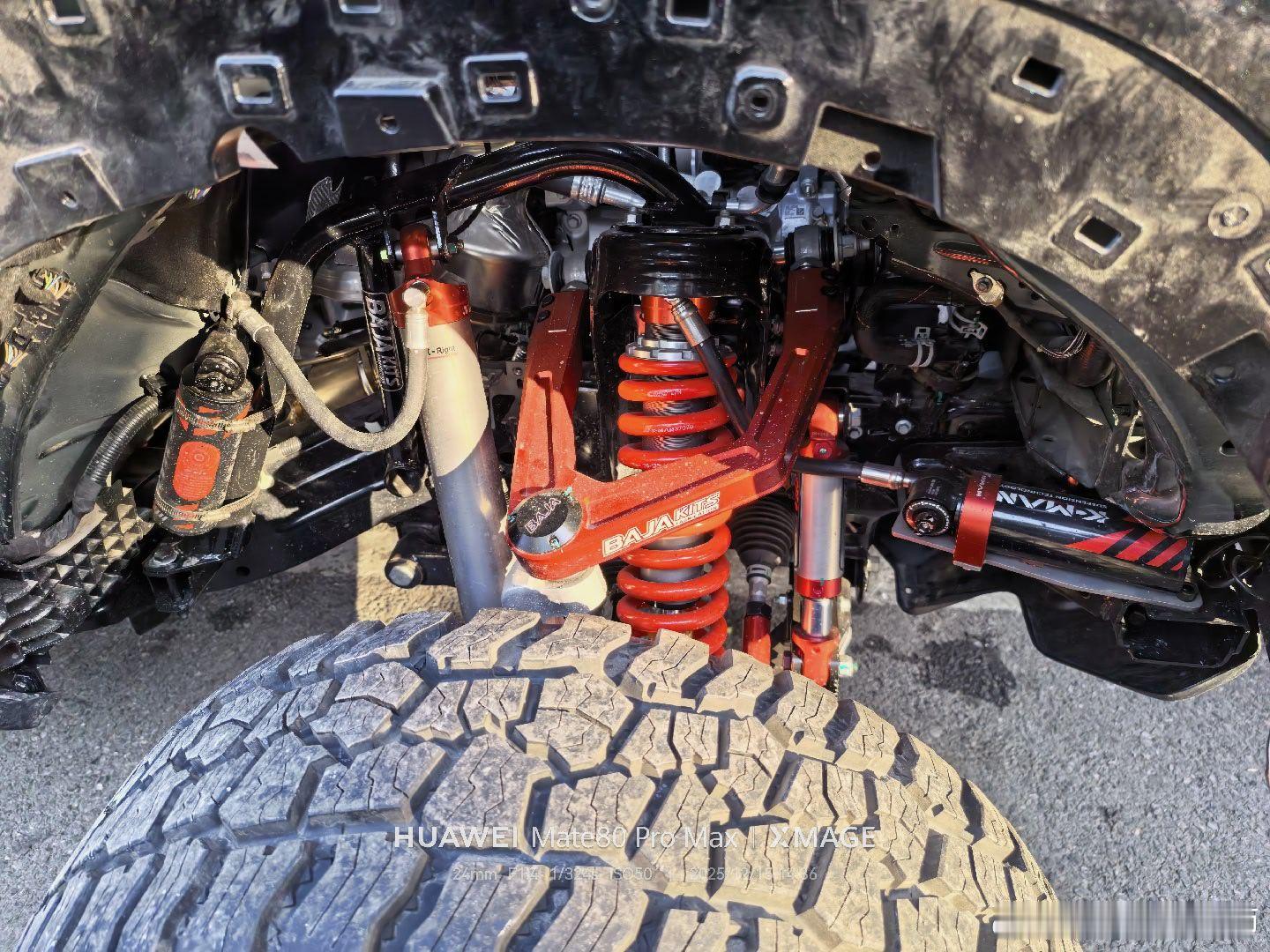 看到一个国产烈马，应该是带宽体烈马猛禽套件。但是这个避震。。。真的有必要前面装6