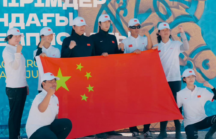 于适带领中国青少年骑射队夺冠首次接触陌生赛制时的紧张与不安，在于适领队的带领下变