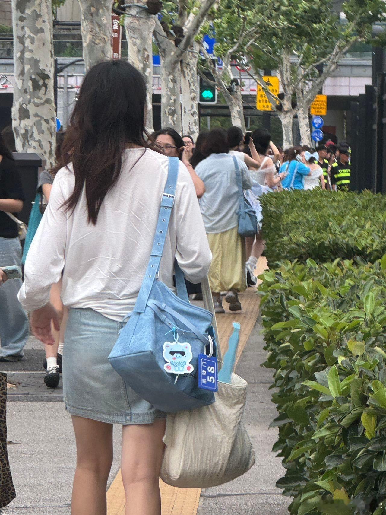 鹭卓上海演唱会彩排 刷到多条现场彩排路透，鹭卓全程专注对待舞台排练，未发布单曲即