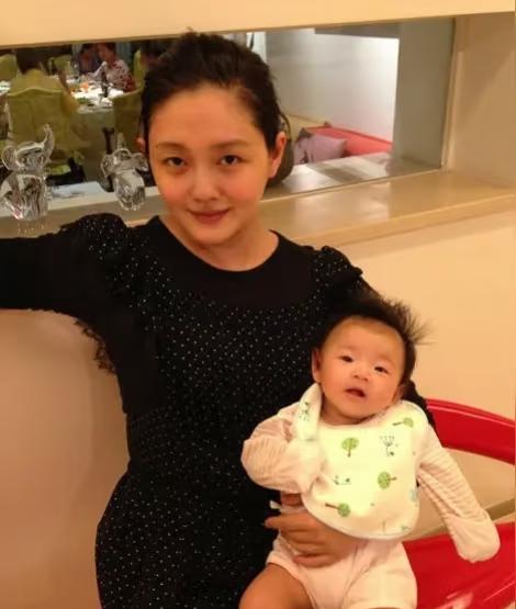 如果她离婚后，依然带着两个孩子独自生活，调理好身体状态和家人朋友一起出出镜，后期