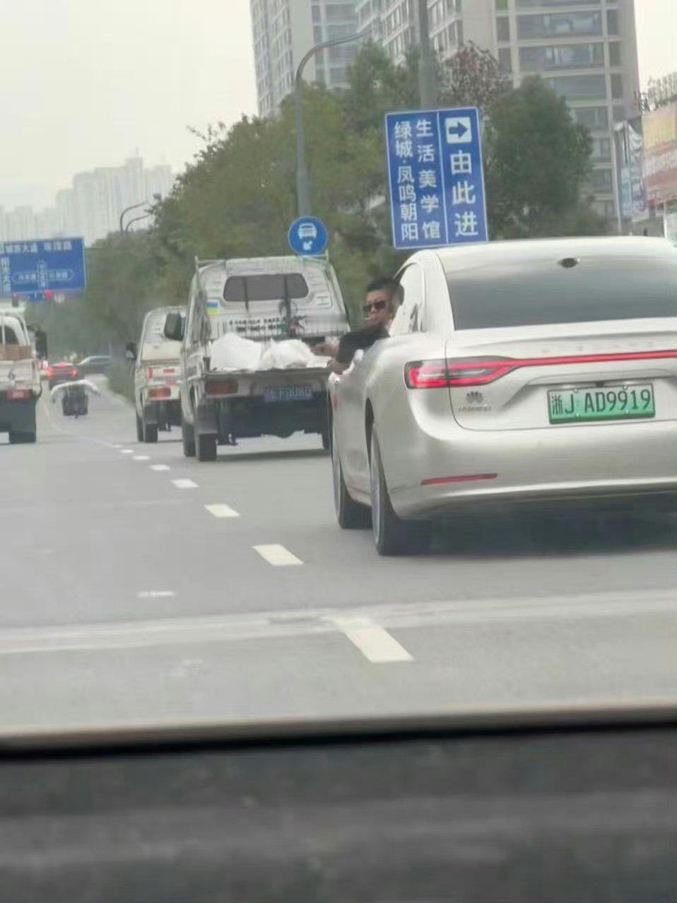 男子被保时捷车主当交警面威胁就这个话题再发一条，去年十一月的事儿没有下文。台州真