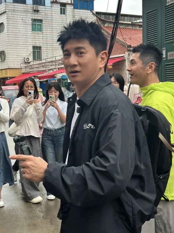 54岁的吴奇隆还真是不见老啊！ 吴奇隆近日现身泉州，一身休闲服装的他...
