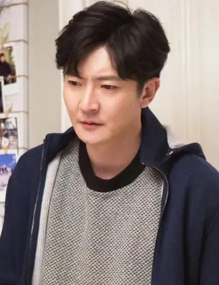  苏明成的扮演者郭京飞。1979年7月2日出生于北京朝阳市区，毕业于上海戏剧学院