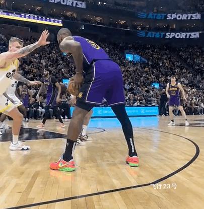NBA遮眼防守！
看看乔丹跟詹姆斯怎么打？
詹姆斯犹犹豫豫做不出选择，最后甩锅。