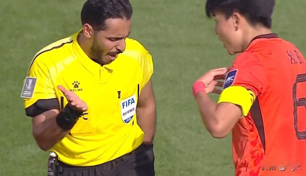 这裁判对国足不友好啊!
看U23国足和泰国U23的上半场比赛，
真的被裁判的判罚