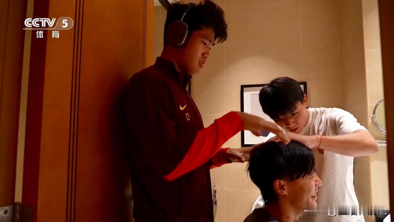 央视说了，战日本前，有几名选手剪了头发。
没有说具体有几位，也没有说是哪几位，从