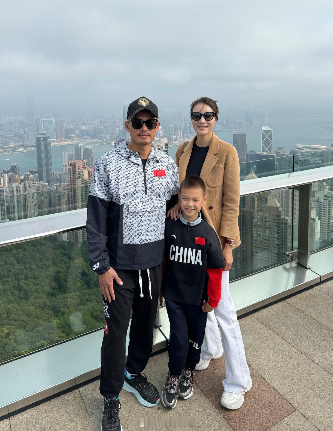 谢杏芳林丹合体晒全家福好幸福谢杏芳晒合照宣誓主权，照片里面为了让林丹显得不矮，谢