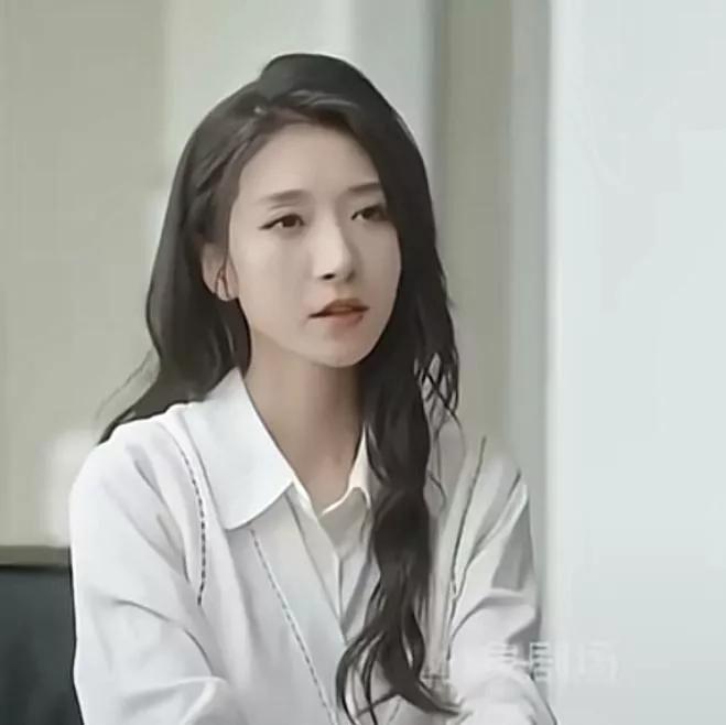 温柔的白衬衫女孩，优雅而宁静。