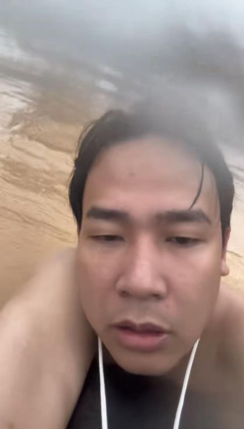 对话洪水中来回游泳3小时回村找父母的钦州男子：“到家后，我骂了父亲，母亲骂了我”