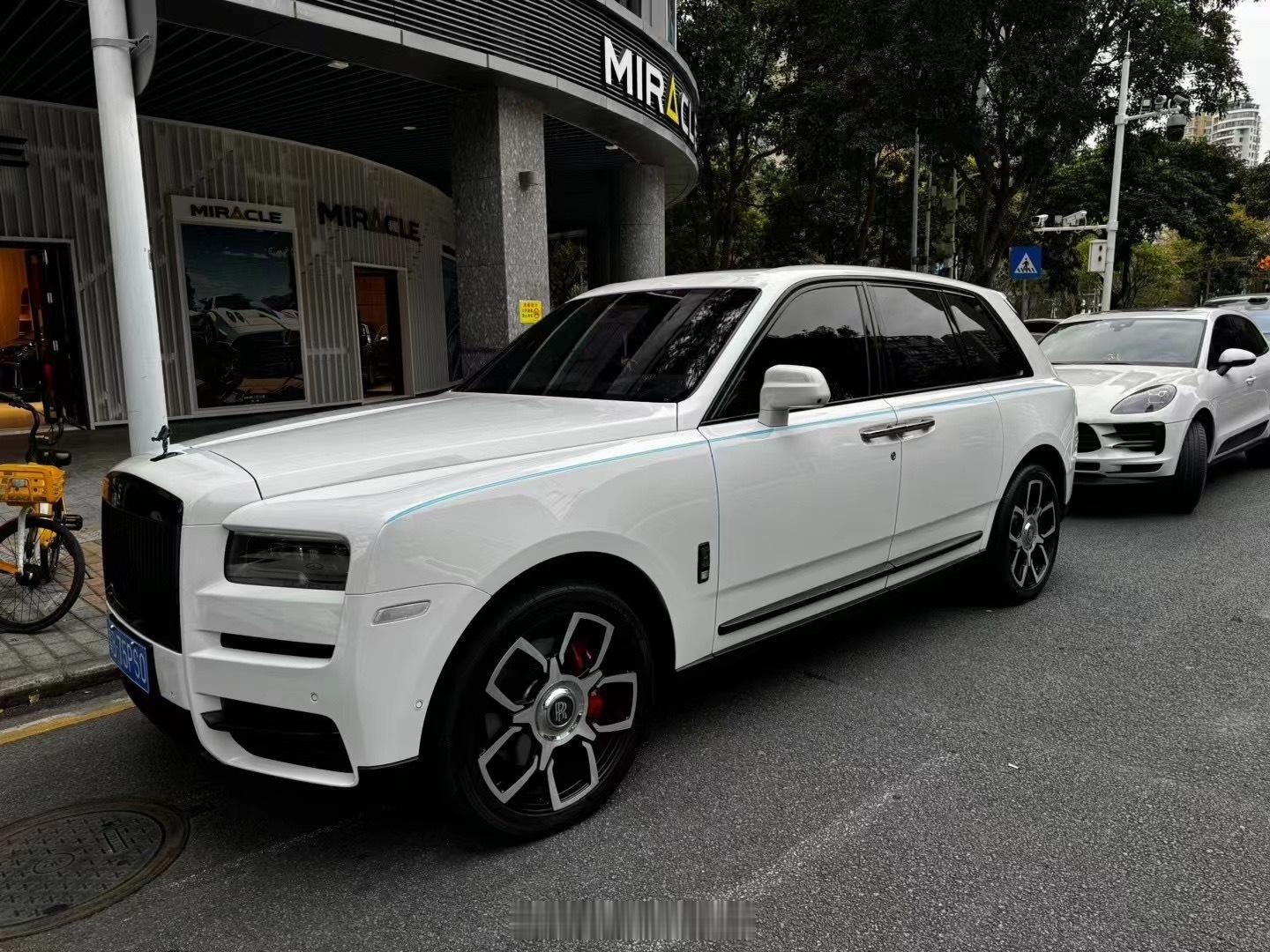 开什么颜色的车 带什么颜色的表[允悲]劳斯莱斯库里南  四座流星✨21出 21上