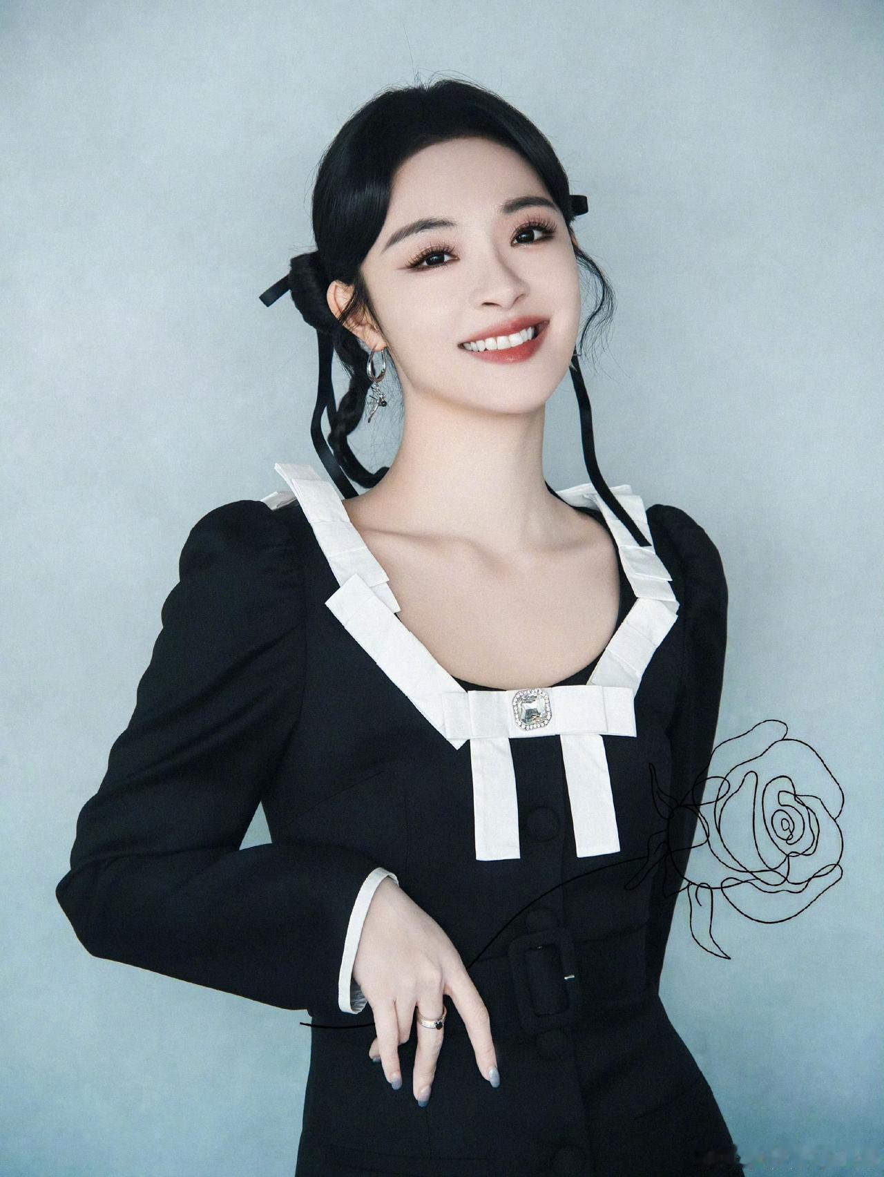 优雅与性感，你会怎么选美女歌手穿搭写真