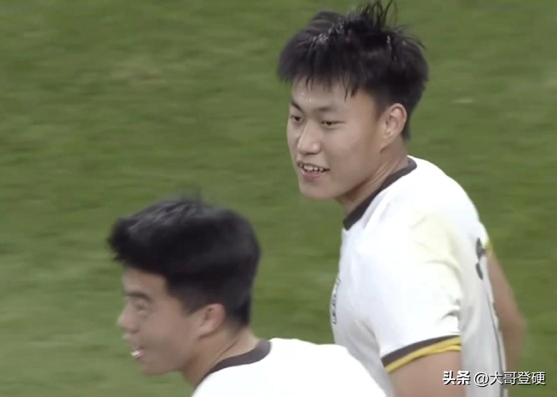 杜月徴！一记教科书般的落叶球，把越南🇻🇳队门将打的目瞪口呆[震惊]

北京时