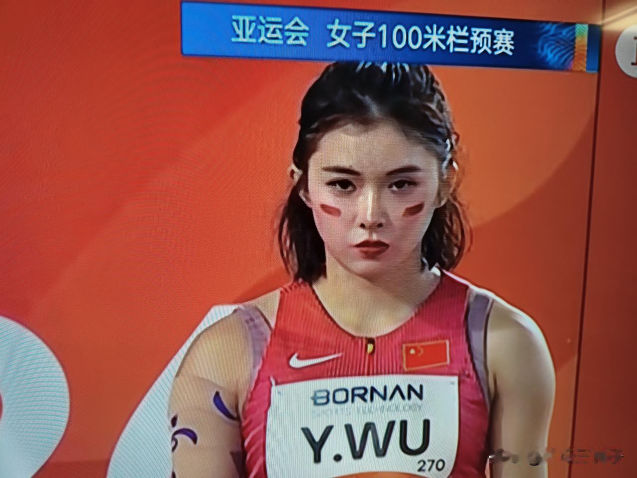 她来了，我们的美女，我们的吴艳妮，踏着六亲不认的步伐，出现在亚运会一百米栏的预赛
