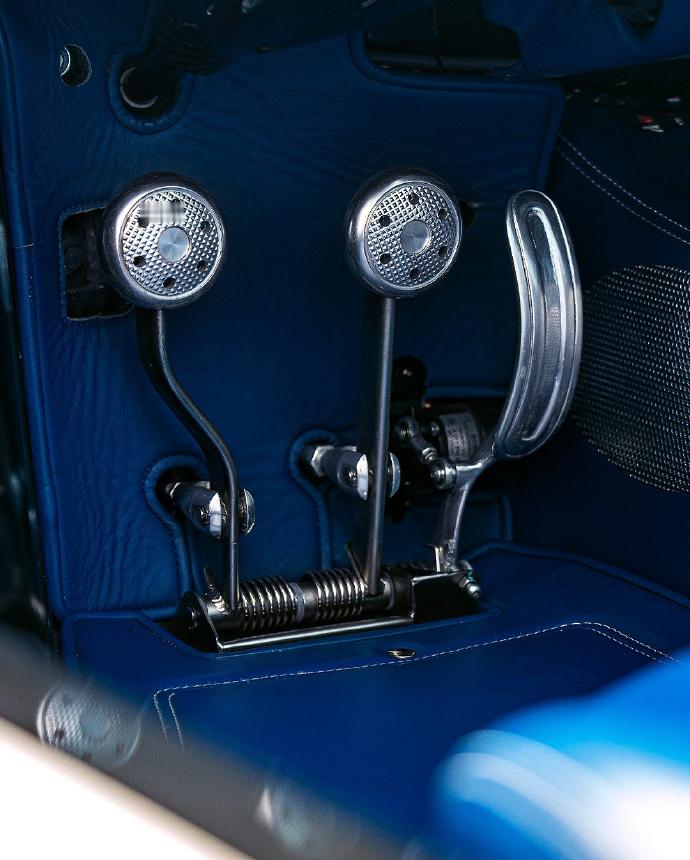 帕加尼，堪称移动的艺术品，线条凝练、颜值惊艳、气质优雅，无疑是每个车迷心中的梦幻