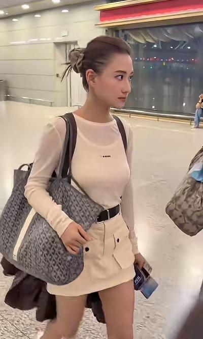 窦骁还是比较克制的，看何超莲的状态就知道她离被掏空还有很长一段距离！何超莲头顶富