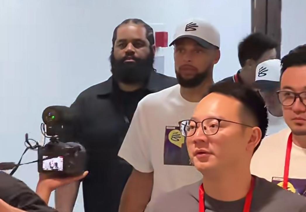 人气爆棚！库里空降东莞，高规格安保应对狂热球迷
 
库里中国行来到东莞站，NBA