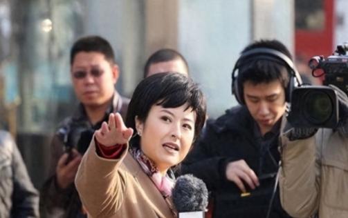 2015年，42岁的“央视名嘴”张泉灵辞职后，趁60岁的老公不注意，带着147万
