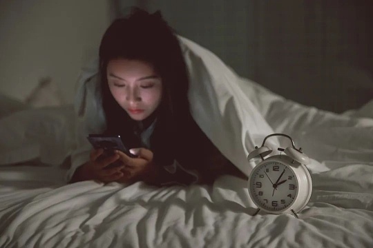 5个习惯养成易疲劳体质长期熬夜睡眠不足、久坐不运动、饮食重油重糖且吃得过饱、喝水