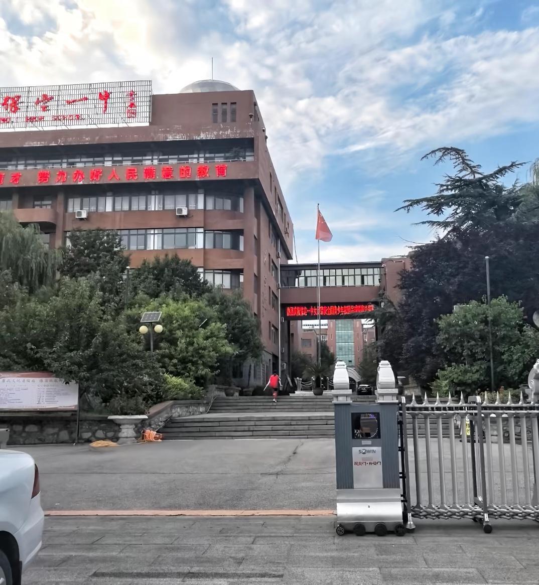 大型社死！家长群刚建好，就当众亮公职求关照。聪明一点的家长都在私聊，万万没想到给
