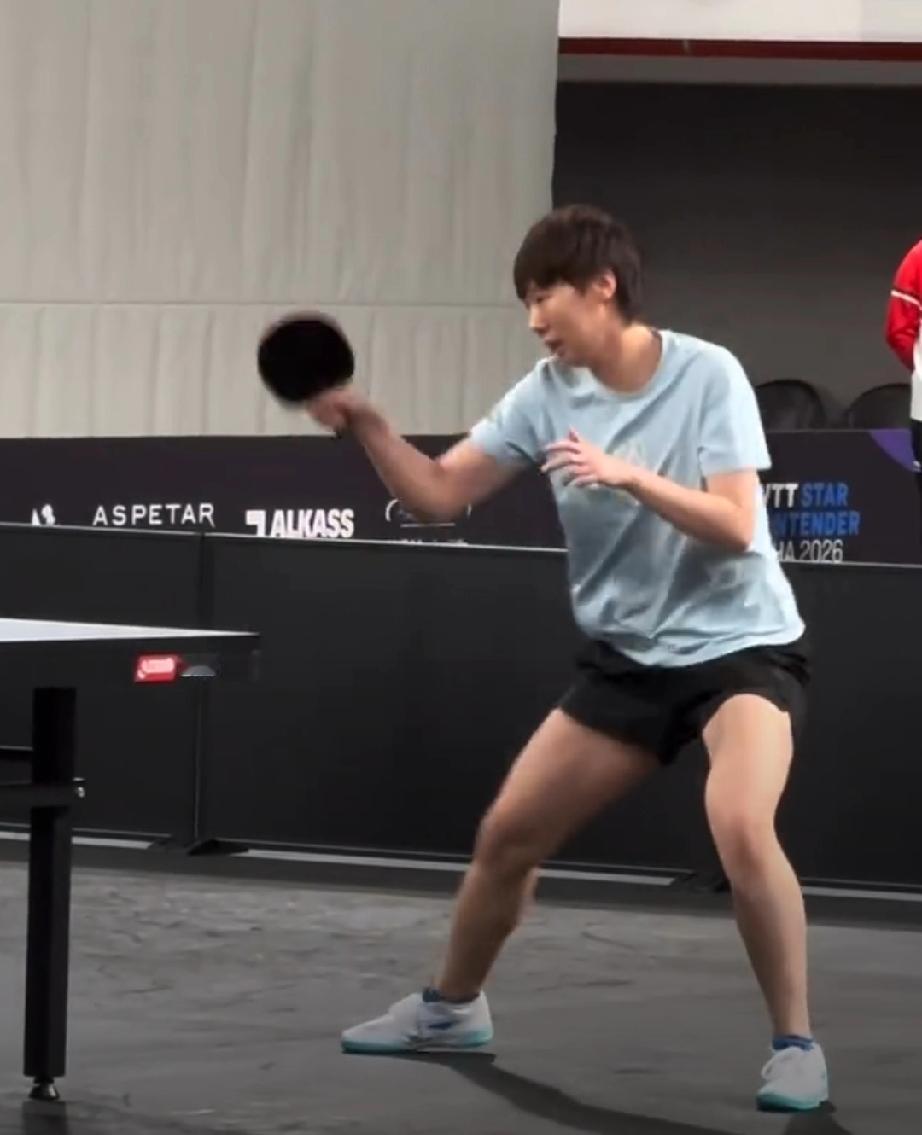 王曼昱WTT多哈冠军赛首日训练现场！又看到打球小鱼啦！这大腿肌肉是勤奋体能训练的