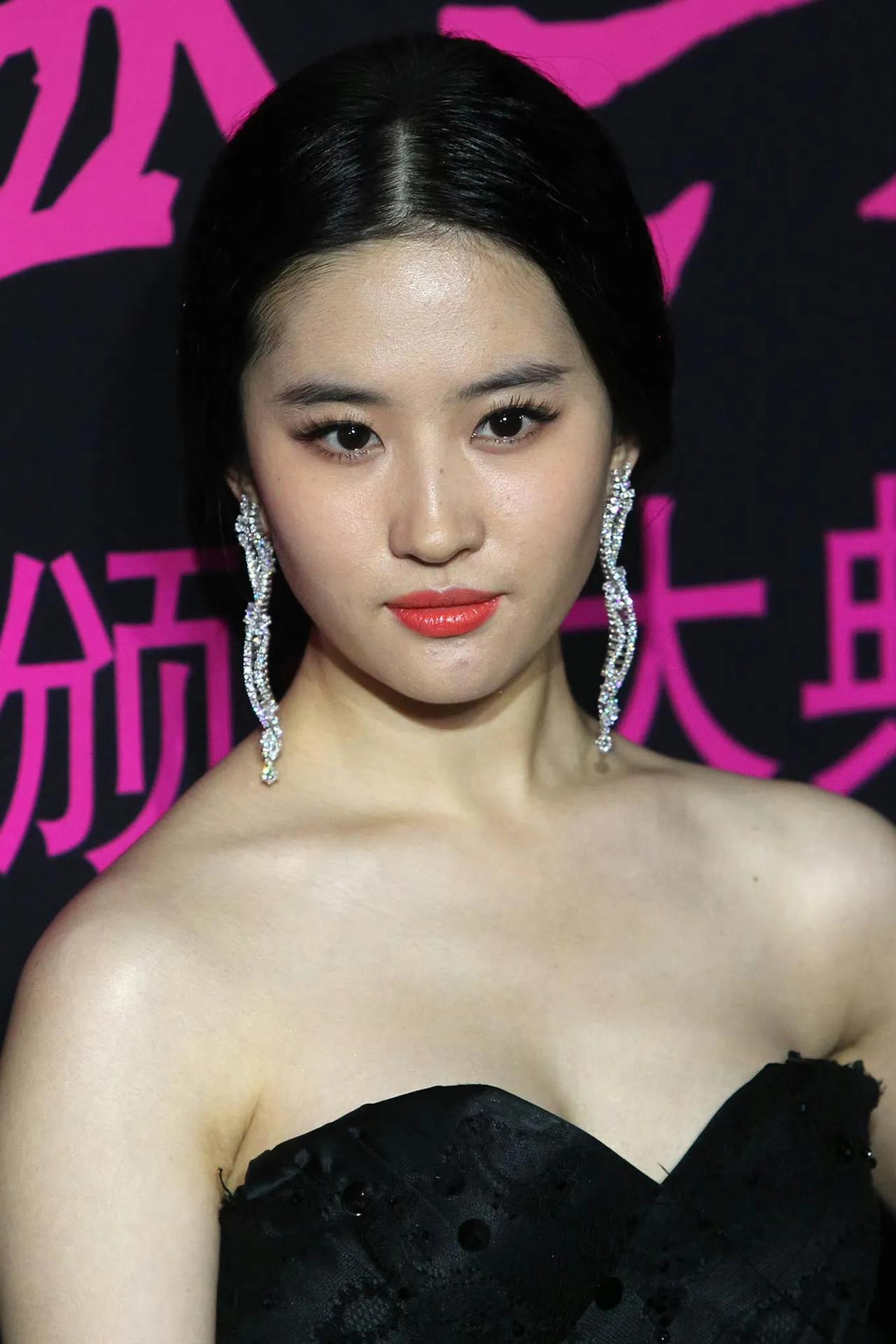 这居然是刘亦菲[捂脸]
只能说这生图太生了，
都被柳岩艳压了[泪奔]