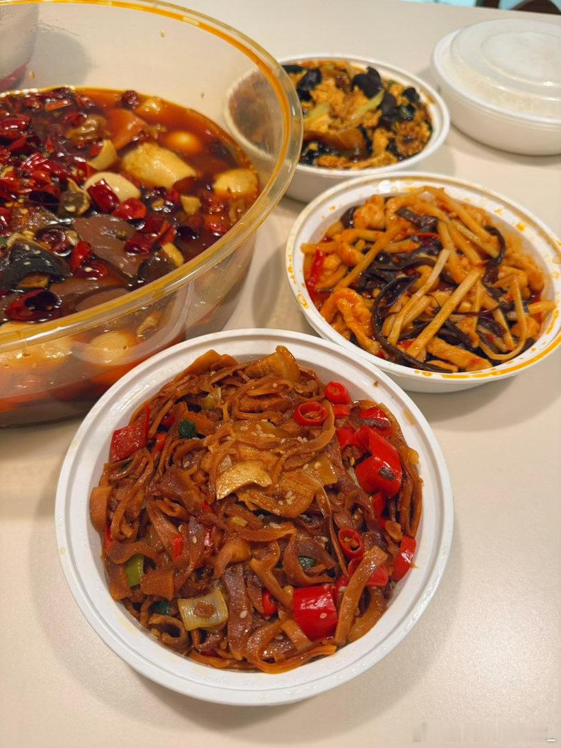 刚到家，夜宵吃大大的蛋黄肉粽啦～