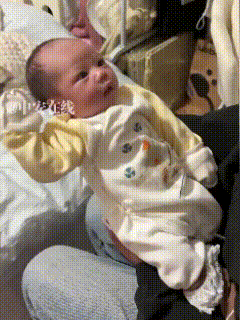 解释不清了！贵州遵义，宝爸陈先生只是随口教28天的宝宝敬礼，没成想刚示范两遍，宝