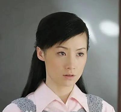 红得发紫的姚芊羽怎么突然销声匿迹了！
看她红了之后的作品，基本都是女一号，合作的
