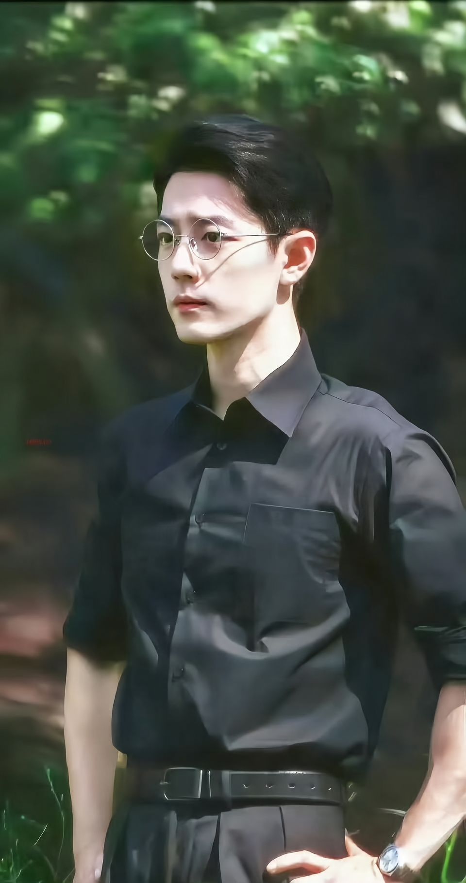 肖战反应萌肖战头顶纸巾路透 肖战反应萌，是肖战头顶纸巾路透，风把肖战任少白吸汗的