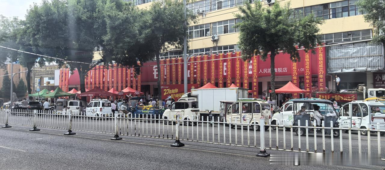 【漯河双汇专卖店你熟悉吗？你到店购物？】漯河人民路双汇专卖店今天与众不同，人潮涌