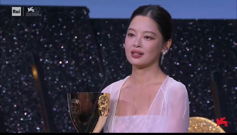 恭喜辛芷蕾荣获第82届威尼斯电影节影后。

颁奖的还是演员赵涛，赵涛作为本届威尼
