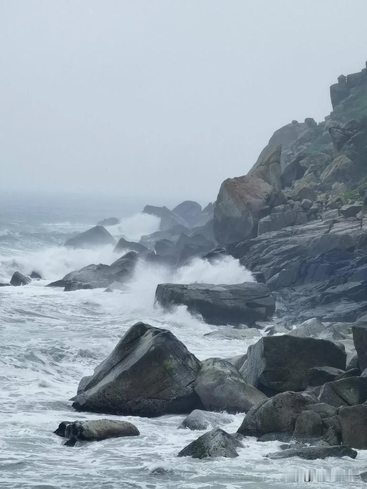 万宁大花角是鹅卵石遍布海滩的一个景点，原本已从我的旅行计划中删除，一次偶然相遇，