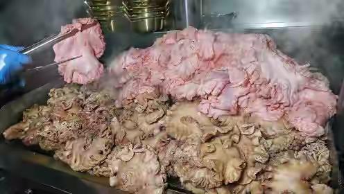 一对韩国母女好奇怪

她们来中国汕头旅行，狮头鹅的内脏死活不吃，并表示中国人很奇