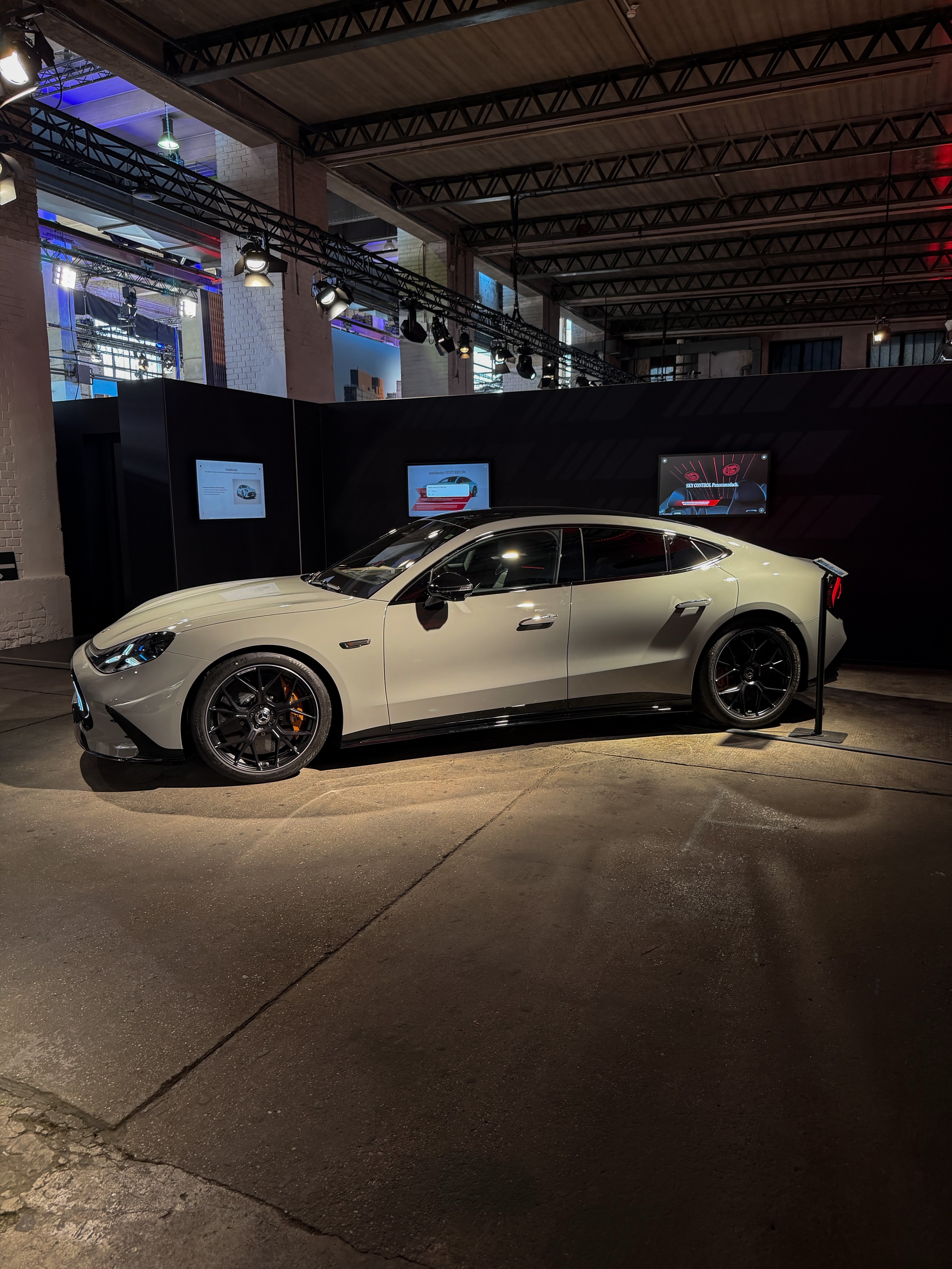 周末好呀！新狠货！怎么样？ Mercedes-AMG GT 63 四门轿跑车..