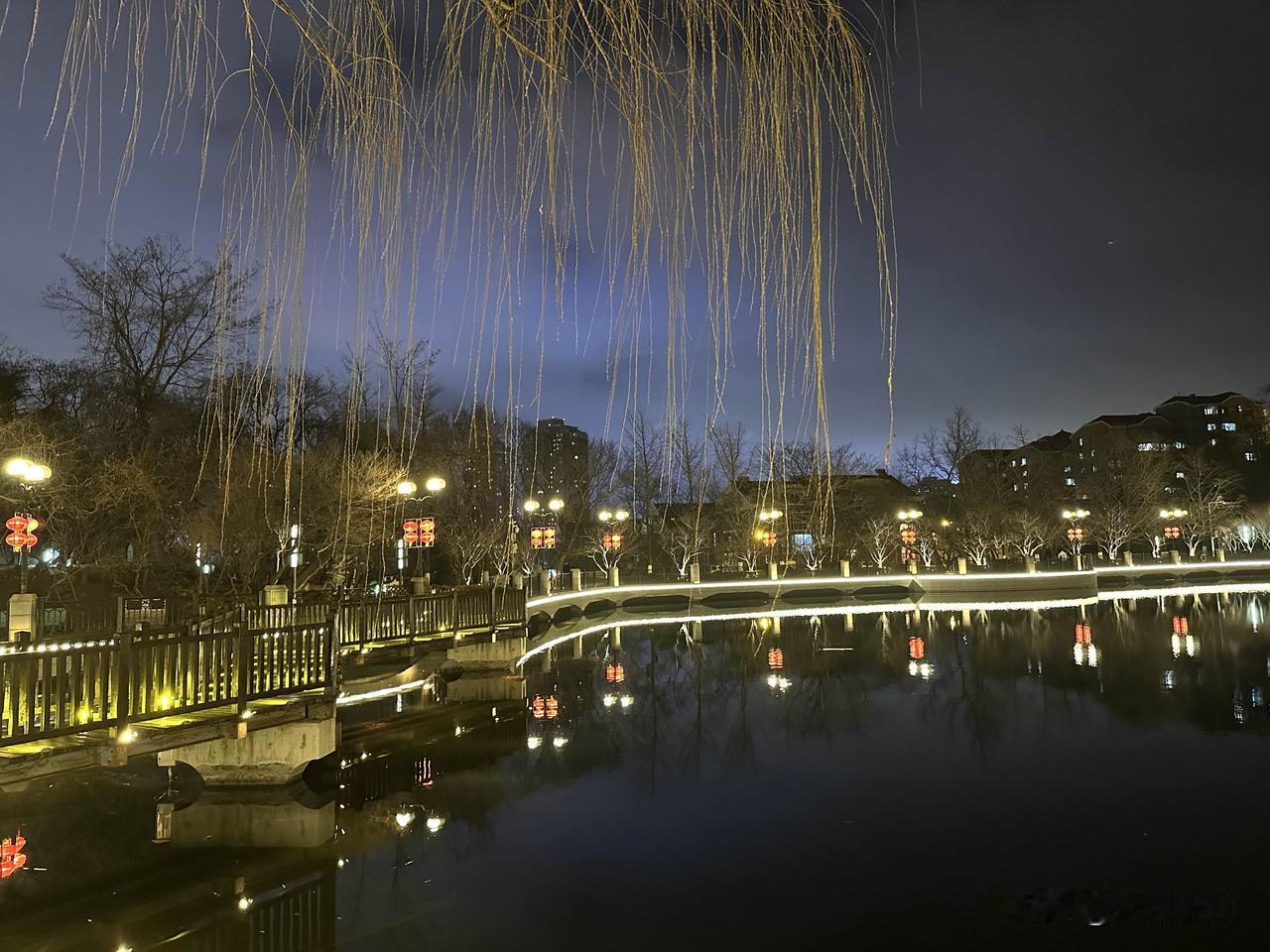 搞钱这块儿，咱们普通人经常犯一个大错：总想着我要卖什么，而不是琢磨用户到底想买什