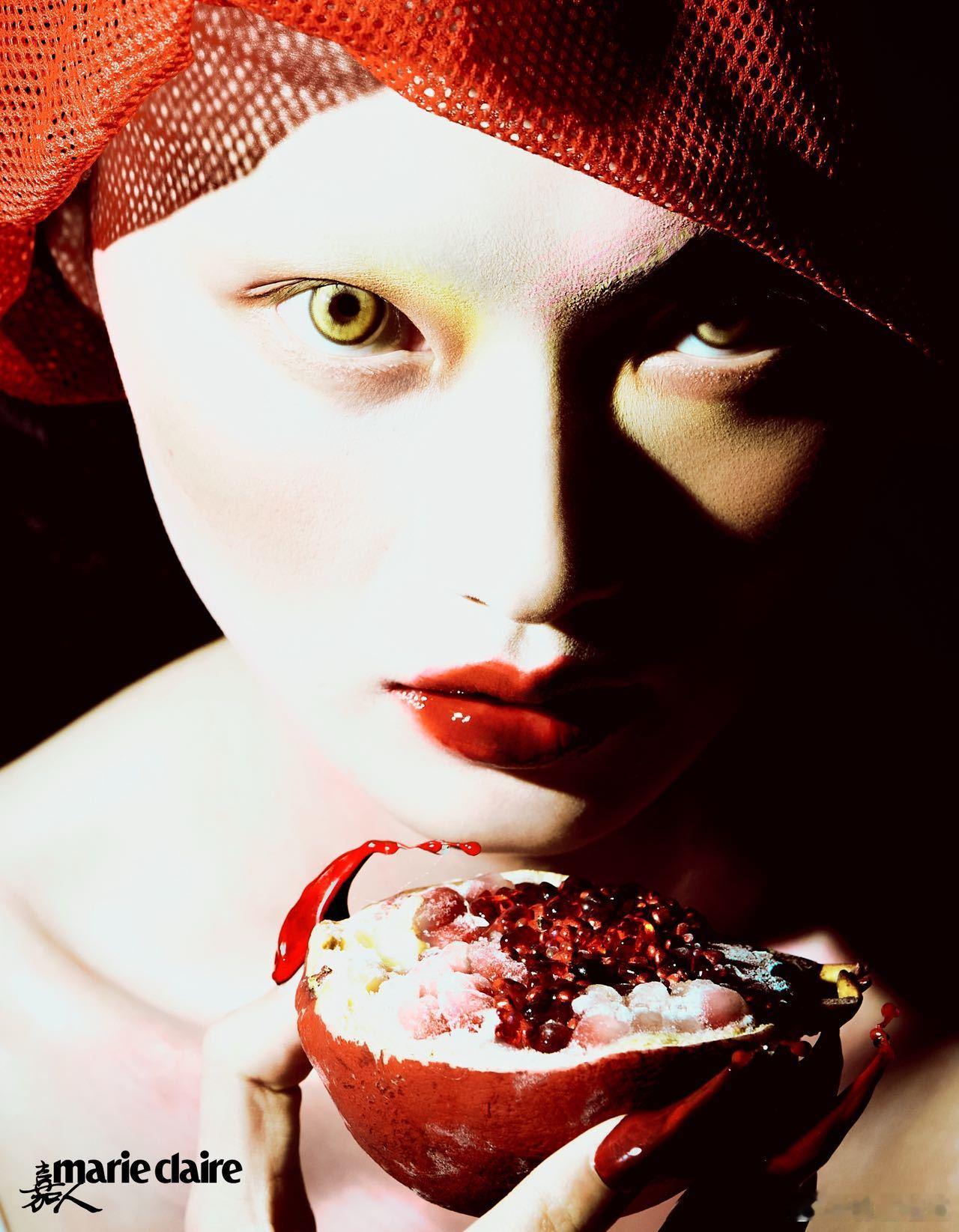 贺聪嘉人一月刊封面 贺聪登上嘉人一月刊封面，气场全开！她以独特时尚表现力，诠释多