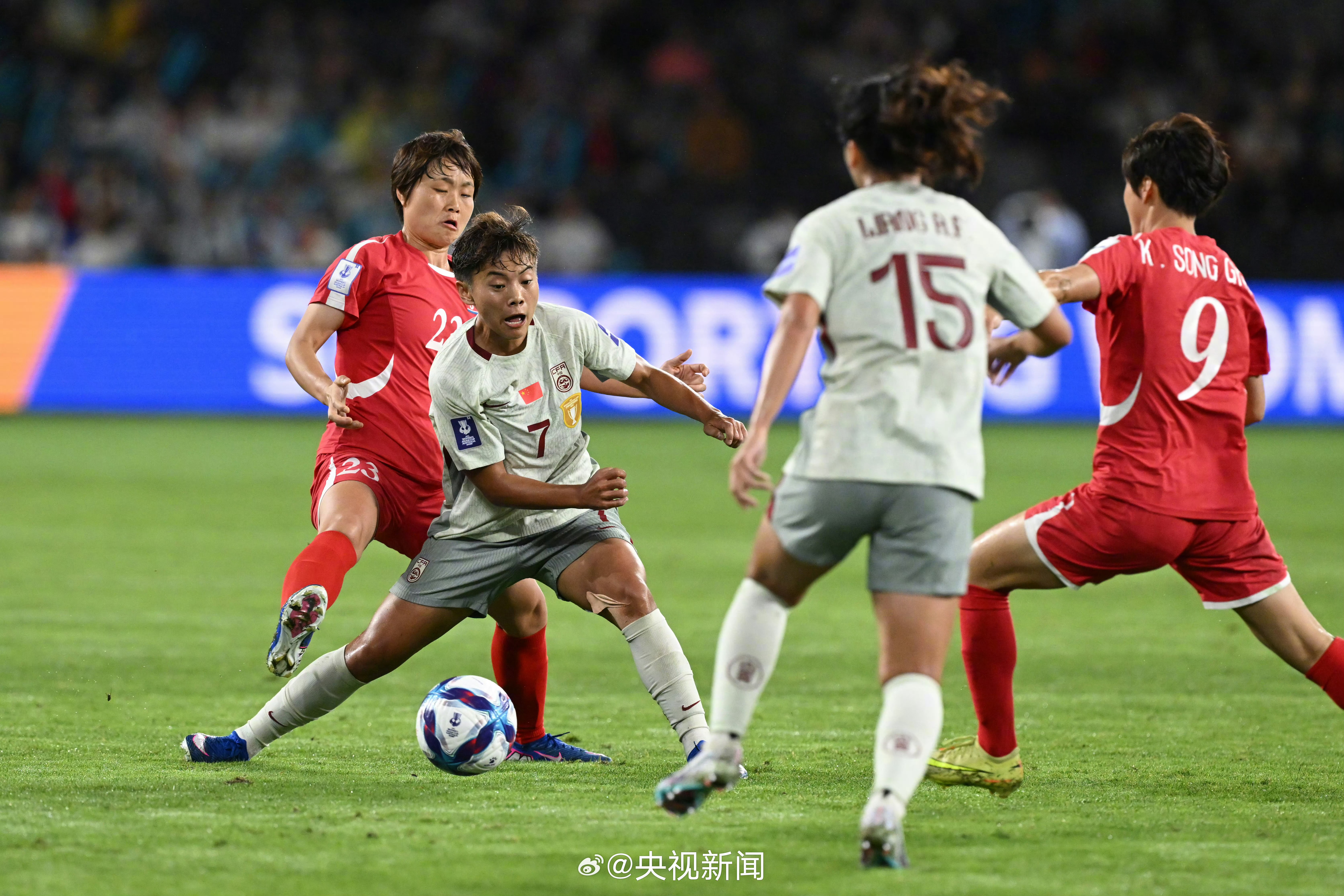 中国女足通过两个定位球得分，力克身体硬朗的朝鲜队，小组第一出线避开东道主澳大利亚