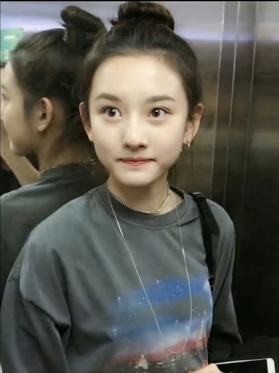 宋祖儿纯素颜比化妆更好看，越素越美 