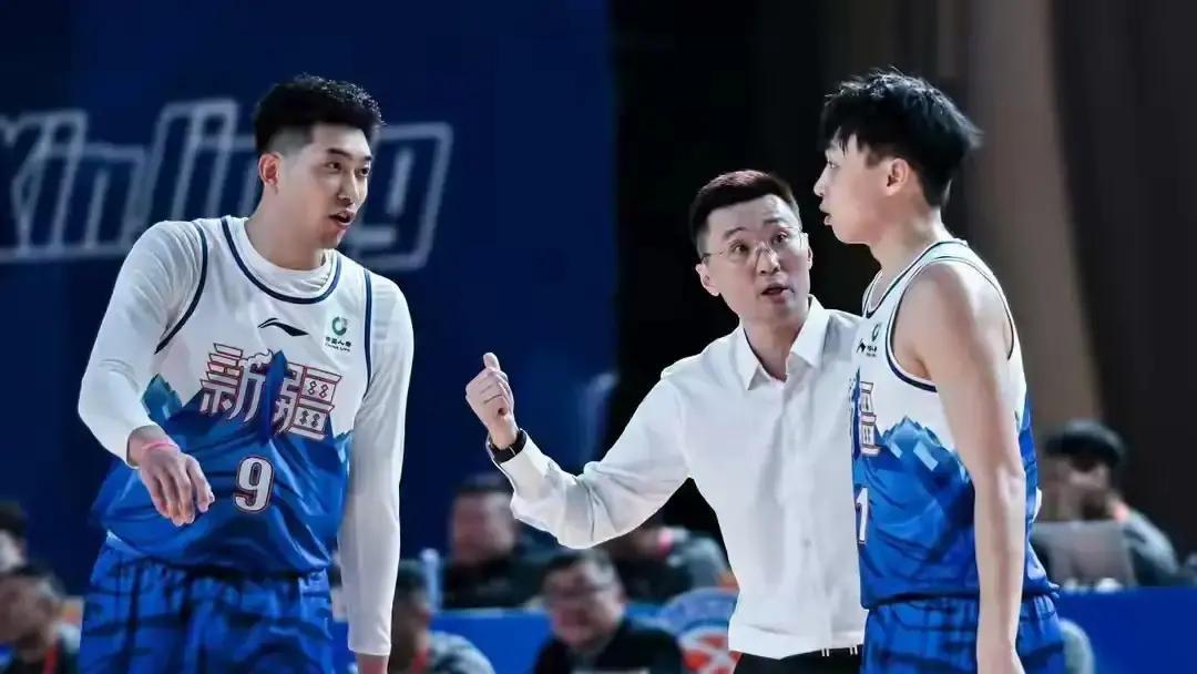 看刘炜半场换下伊福两次，你误读了他的冷酷。
 
那不是惩罚。你盯着球员失落的背影