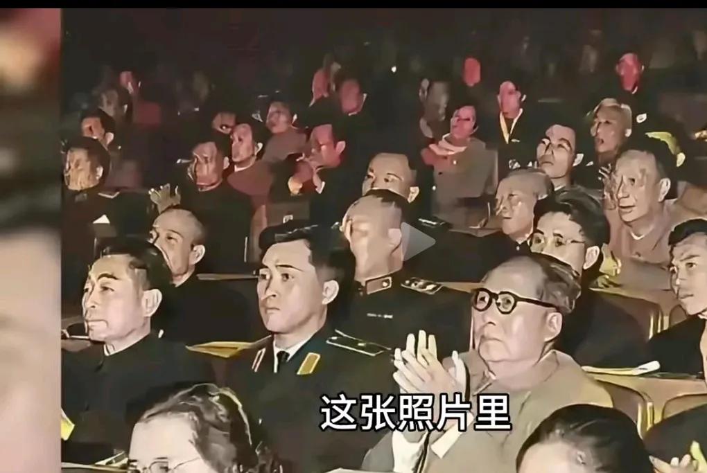 坐在毛主席和周总理中间的人是谁？能让两位开国领袖陪着看戏，究竟有啥来头呢。大家知